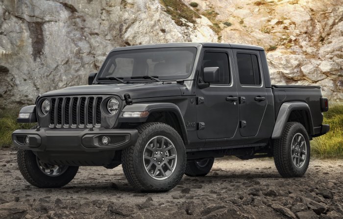 Jeep Gladiator with Gorilla Glass Windshield