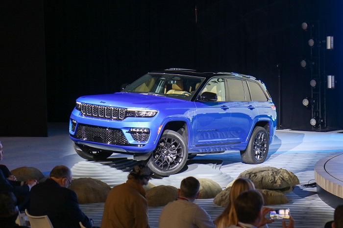 New Jeep® Grand Cherokee High Altitude 4xe in Hydro Blue