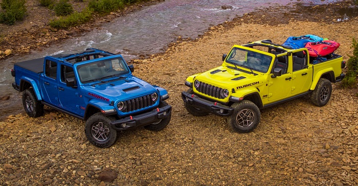 2024 Jeep® Gladiator Mojave X (left) and 2024 Jeep® Gladiator Rubicon X